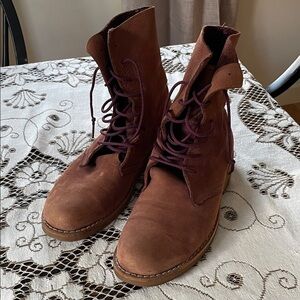 Roots Women's Brown Suede Ankle Boots with Purple Laces Unisex